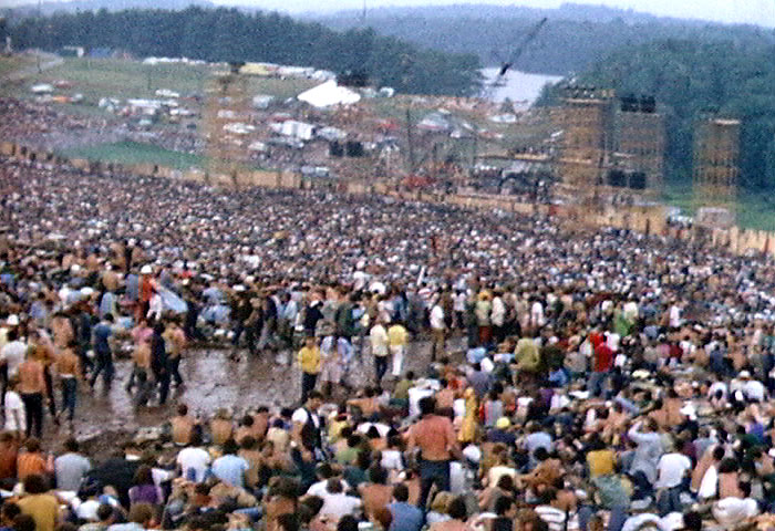 La scène sous la pluie au festival de Woodstock, 1969. Photo Derek Redmond et Paul Campbell, CC BY-SA 2.5.